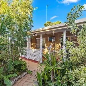 Relaxed Urangan Living At The Poolside Hervey Bay